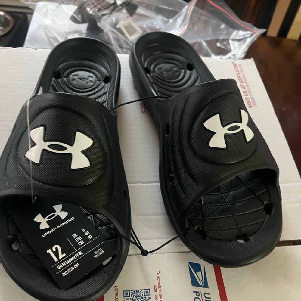 MENS UNDER ARMOR SLIDE BRAND NEW